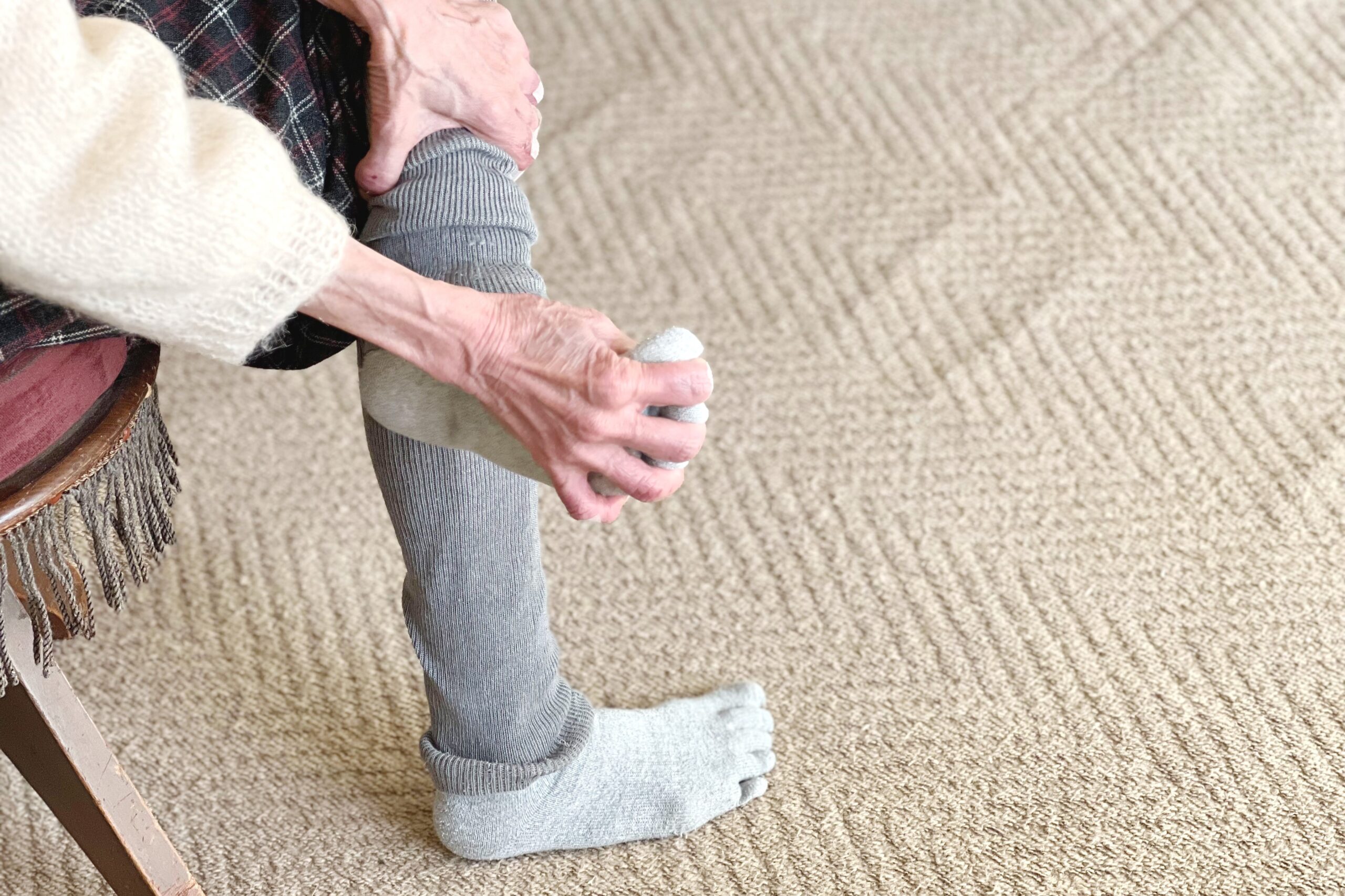 足先にしびれを感じる女性