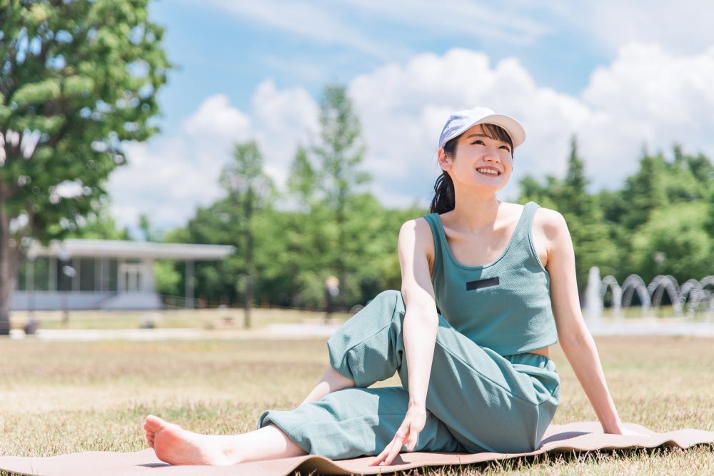 ストレッチをする女性